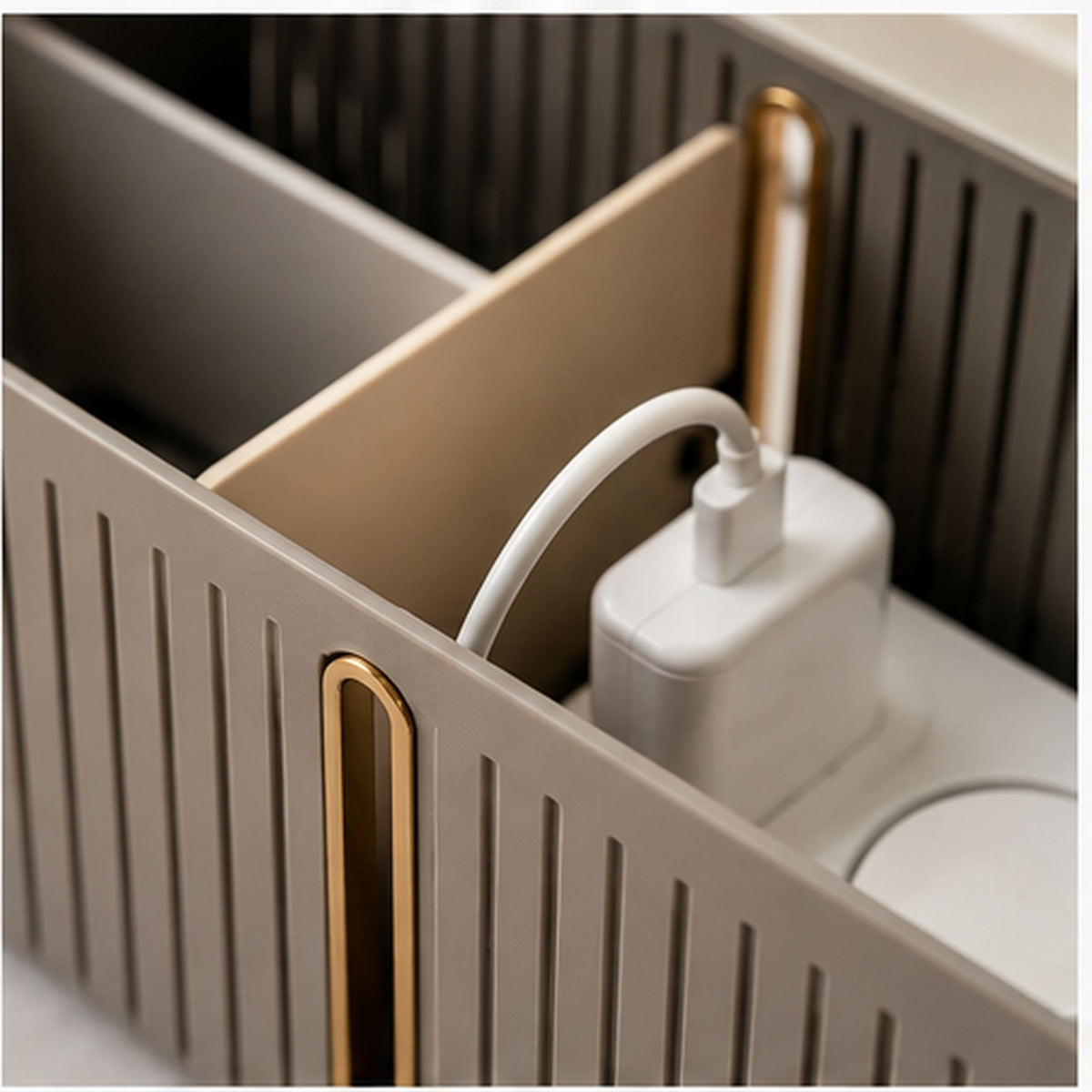 CableVault Courbe – Boîte cache-câbles ventilée avec support téléphone